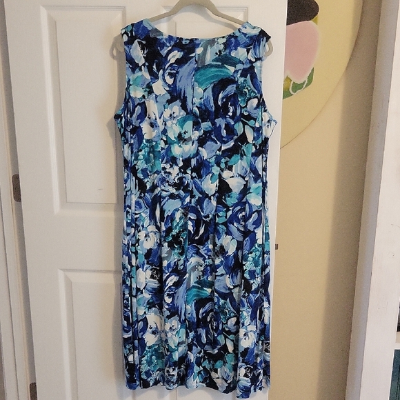 Catherines sz18/20 Elegant Floral sleeveless vneck pleated skirt flowy dress - Picture 4 of 4